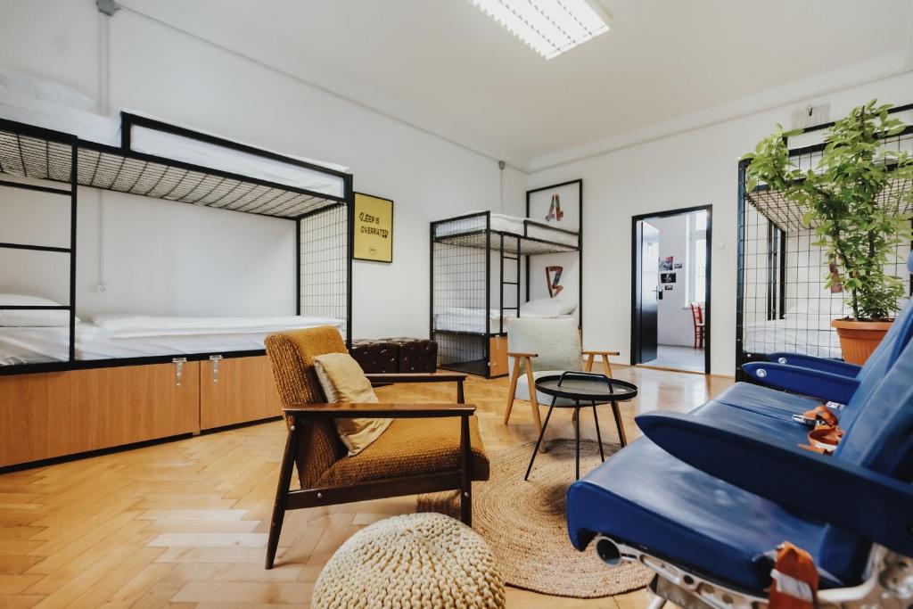 Mixed shared room with 6 beds